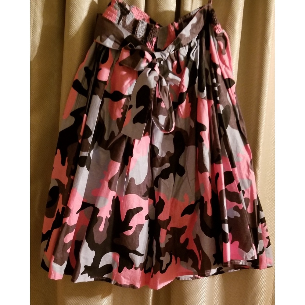 Ladies Camo skirt Pink & Grey...Elastic waist.